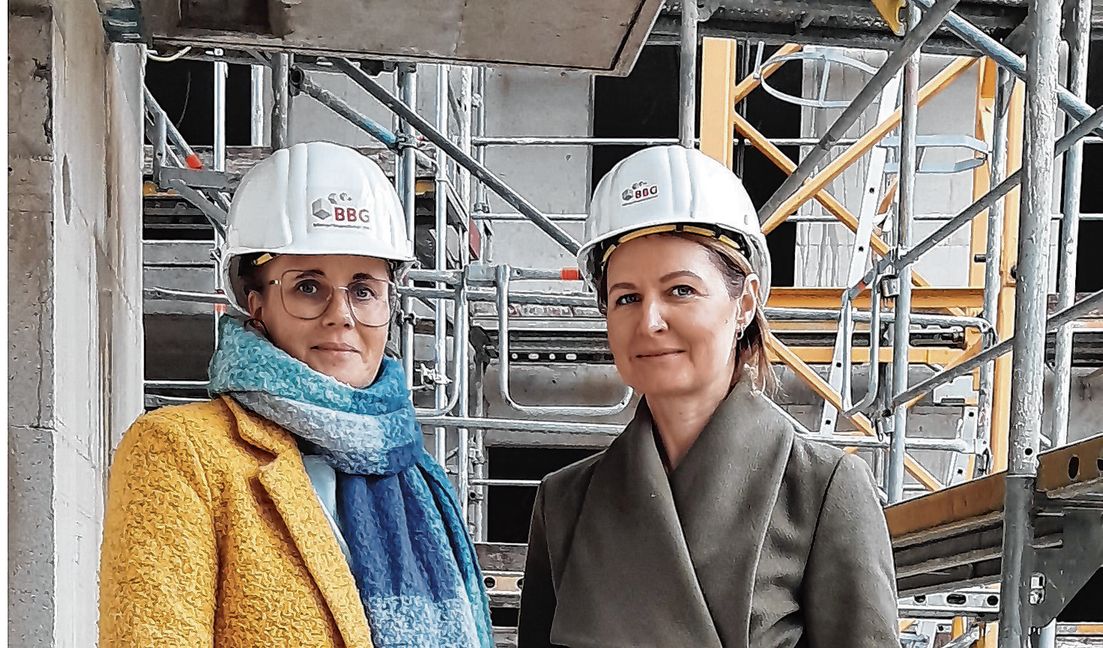 BBG-Pressesprecherin Karin Lebherz (links) und Projektleiterin Elvira Rentschler beim Gang über die Baustelle.