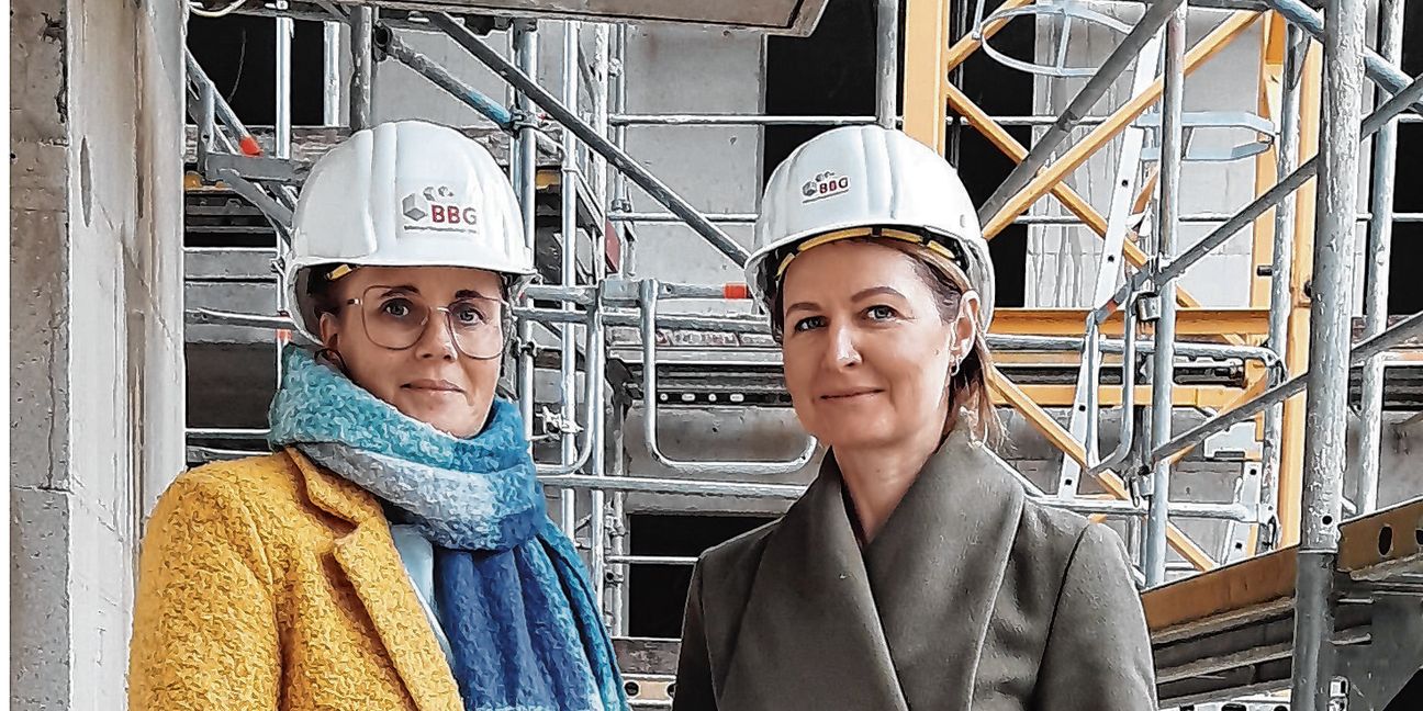 BBG-Pressesprecherin Karin Lebherz (links) und Projektleiterin Elvira Rentschler beim Gang über die Baustelle.
