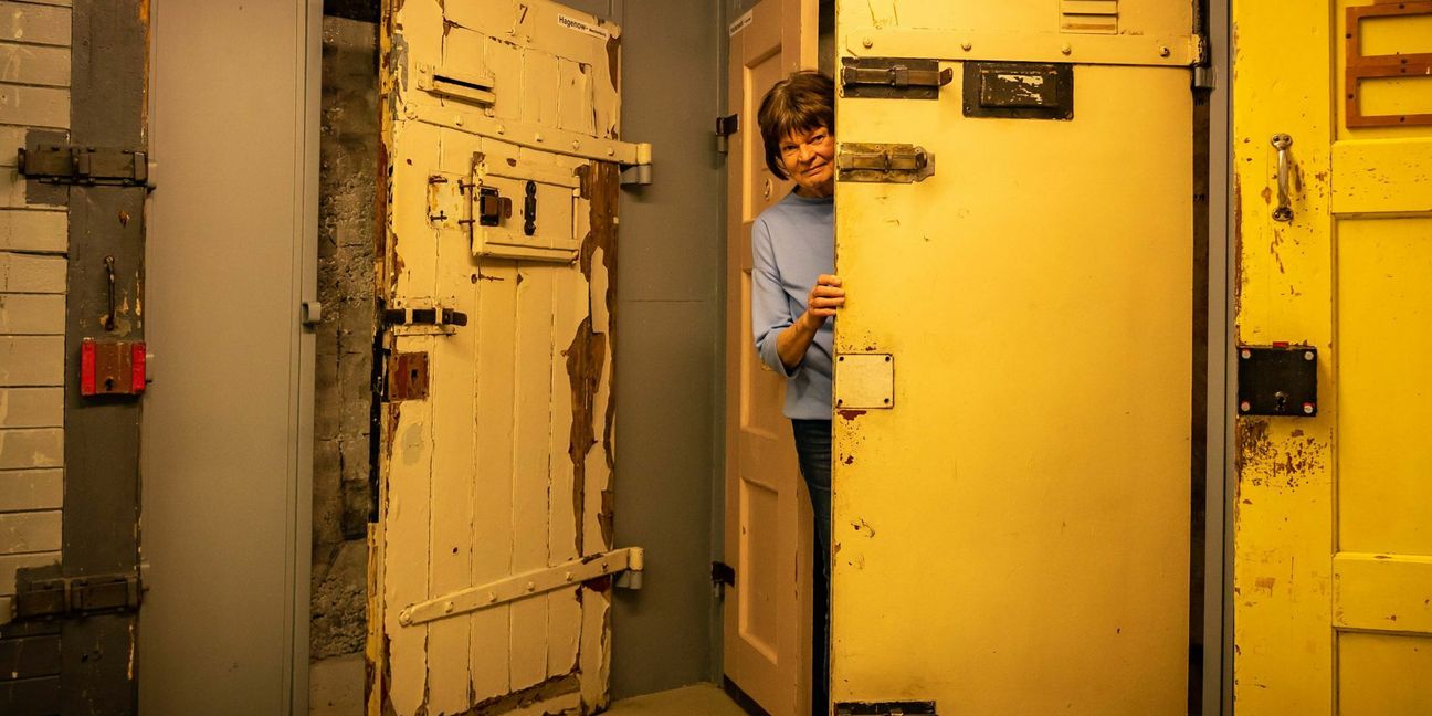 Birgit Kipfer zeigt die Sammlung von  Zellentüren aus DDR-Haftanstalten. Foto: &nbsp;