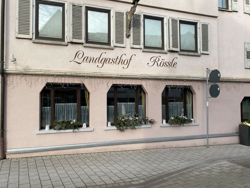 Die Blumenkästen stehen noch vor den Fenstern und die Gardinen hängen auch noch. Bild: Hamann