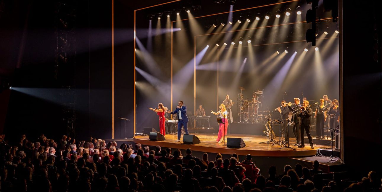 Das Ensemble auf der Bühne.