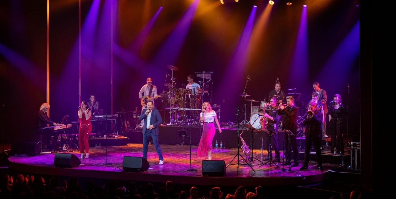 Das Ensemble auf der Bühne.