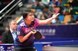 Der Rohrauer Tischtennis-Schiedsrichter Andreas Kopp schaut beim Aufschlag von Huang Cheohng Leng ganz genau hin. Bild: z