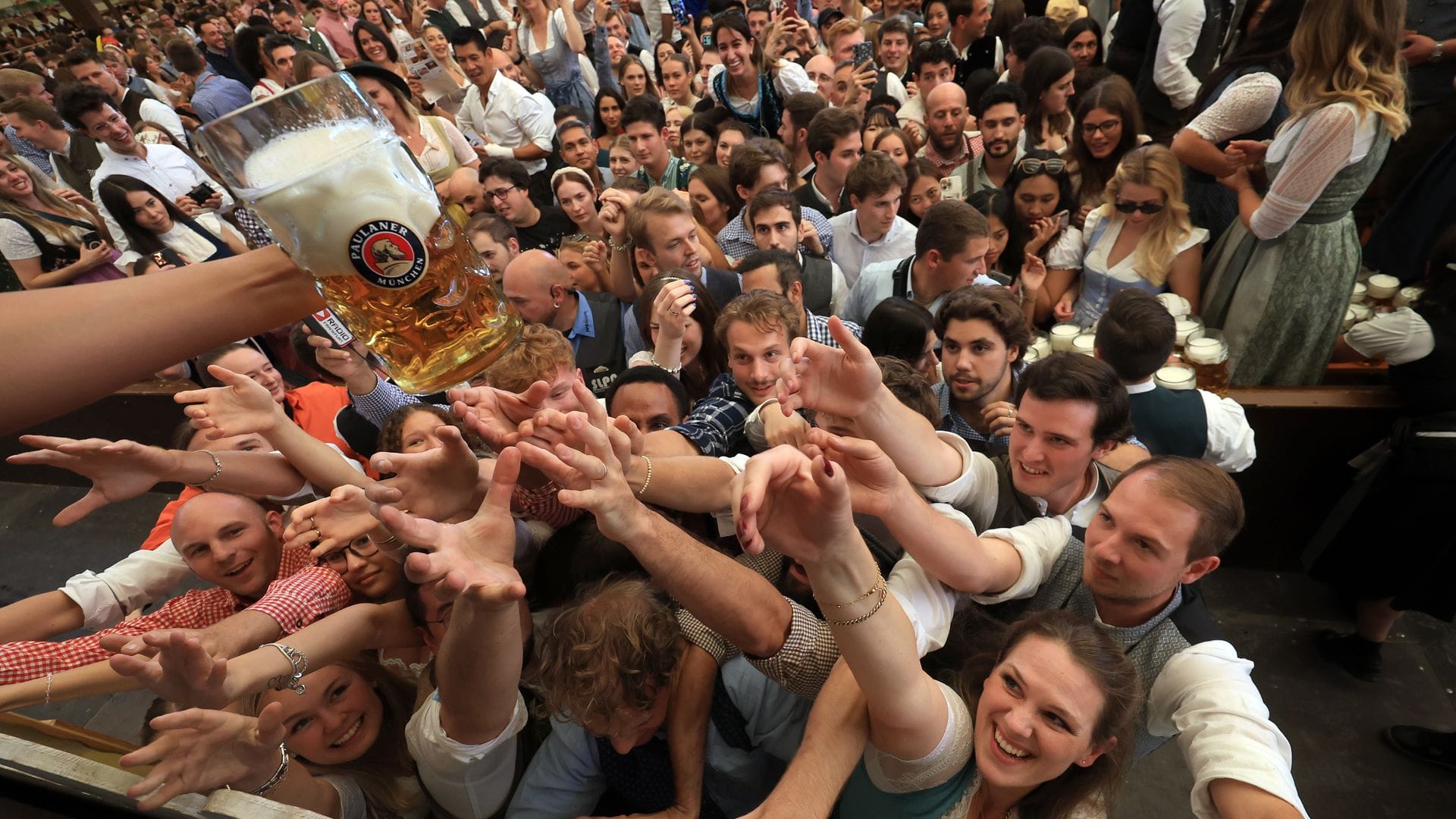 Das erste Bier gibt es am Anstichstag erst um 12 Uhr - entsprechend groß der Durst. (Archivbild von 2024)