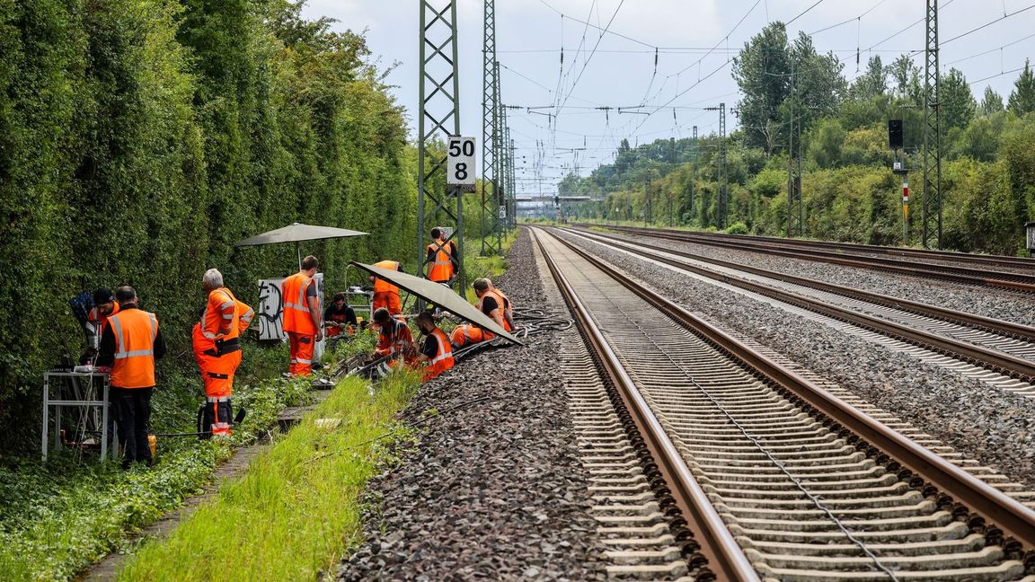 Nach einem Anschlag werden Kabel repariert. (Archivbild)