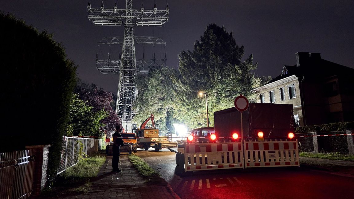 Reparaturarbeiten in Berlin an einem beschädigten Strommast. (Archivbild)