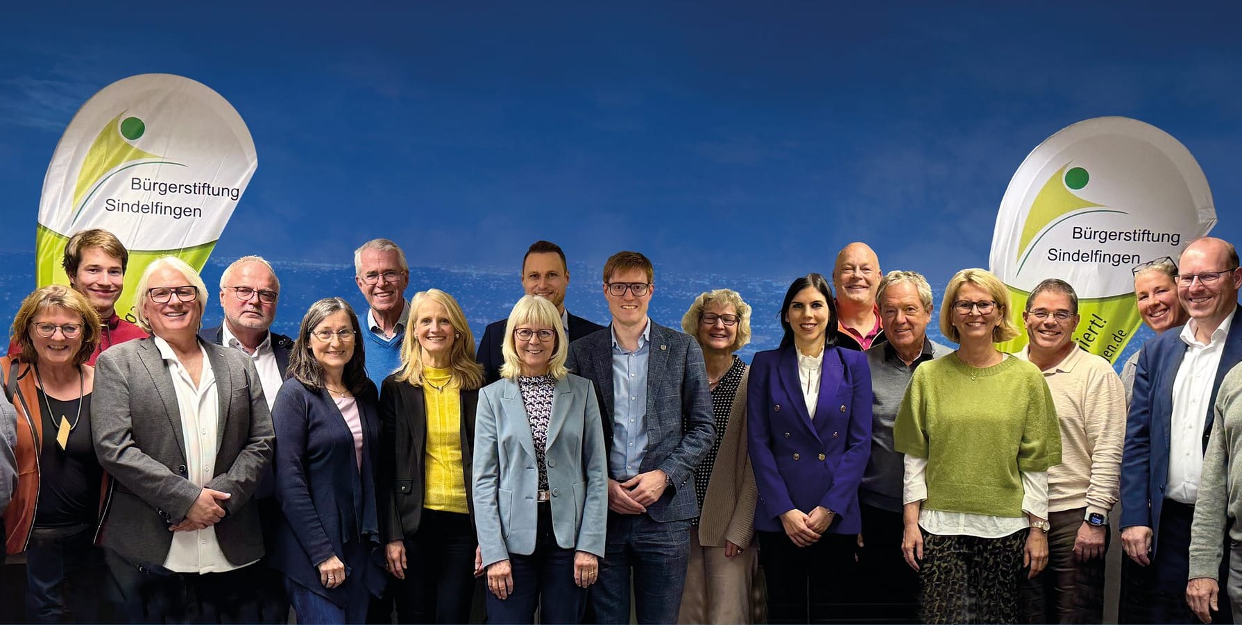 Die Mitglieder des Stiftungsrats, des Vorstands und Jugendbürgerstiftung (von links): Ulrich Weber, Doris Leddin, Felix Koch, Peter Braumann, Dr. Karl Peter Hoffmann-Stadtwerke Sindelfingen, Simone Müller-Roth, Franz Kugler-Katholische Gesamtkirchengemeinde, Maike Stahl, Sabine Mundle, Simon Bräuning-Kreissparkasse Böblingen, Markus Kleemann-OB Stadt Sindelfingen, Beate Brandelik-Zimmer, Julia Lamparter-Mercedes-Benz Group AG, Ingo Liedtke, Jörg Prigl, Heike Stahl, Axel Klemm--Mercedes-Benz Group AG, Friederike Derichsweiler-Schmidt, Dr. Bernd Vöhringer und Ulrich Prosch.