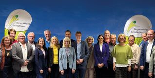 Die Mitglieder des Stiftungsrats, des Vorstands und Jugendbürgerstiftung (von links): Ulrich Weber, Doris Leddin, Felix Koch, Peter Braumann, Dr. Karl Peter Hoffmann-Stadtwerke Sindelfingen, Simone Müller-Roth, Franz Kugler-Katholische Gesamtkirchengemeinde, Maike Stahl, Sabine Mundle, Simon Bräuning-Kreissparkasse Böblingen, Markus Kleemann-OB Stadt Sindelfingen, Beate Brandelik-Zimmer, Julia Lamparter-Mercedes-Benz Group AG, Ingo Liedtke, Jörg Prigl, Heike Stahl, Axel Klemm--Mercedes-Benz Group AG, Friederike Derichsweiler-Schmidt, Dr. Bernd Vöhringer und Ulrich Prosch.