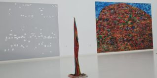 Im Schauwerk (von links): Eine Wandarbeit von Fiona Marten, der „Tree Mountain“ sowie Skulpturen von Thomas Morgan.