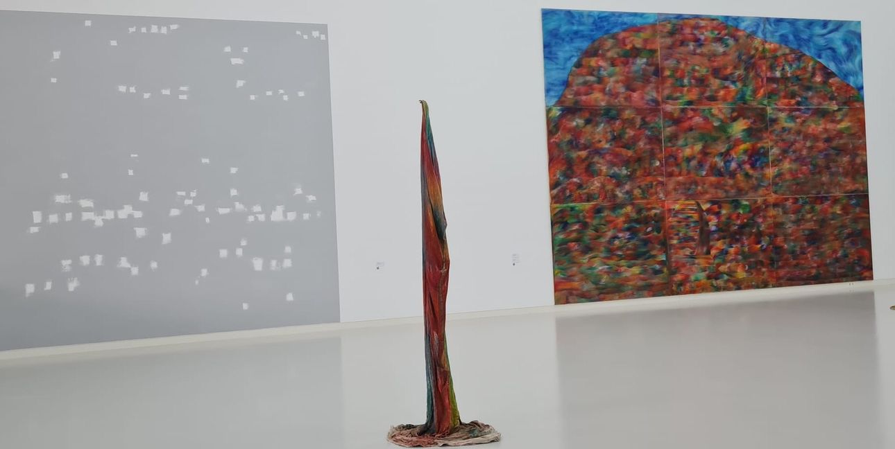 Im Schauwerk (von links): Eine Wandarbeit von Fiona Marten, der „Tree Mountain“ sowie Skulpturen von Thomas Morgan.