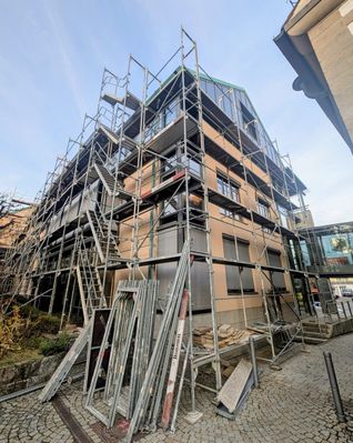 Aktuell wird das Rathaus eingerüstet. Dann geht‘s aufs Dach.