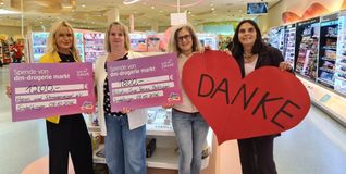 Bei der Spendenübergabe im Sindelfinger Stern Center waren dabei (von links): Isolde Mugler (Vorsitzende Heim und Straßenengel), Claudia Diehl (Marktverantwortliche dm-Markt Breuningerland), Martina Steinbrenner (Vorsitzende PCT) und Ursula Claß-Weiss (Markt der Unikate im Stern Center).