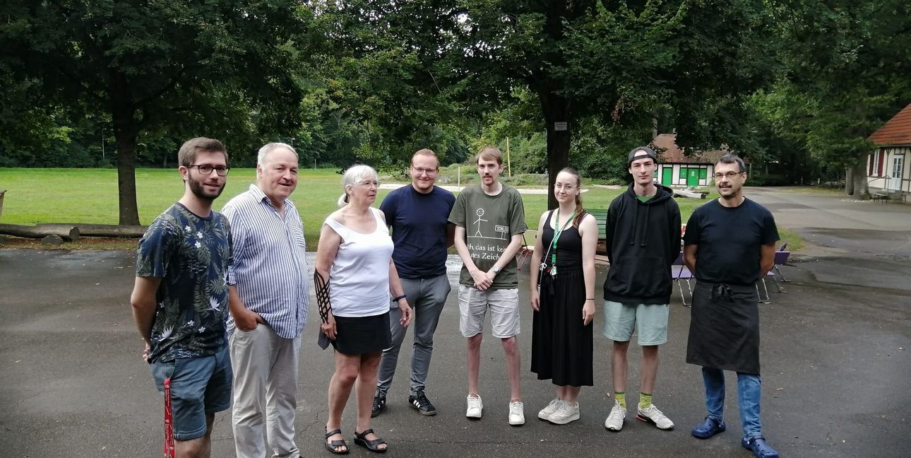 Auf unserem Bild (von links): Philipp Maurer, Pfarrer Jens Junginger. Sylvia Weller-Pahl, Martin Wenger, Eric Saß, Linda Klaus, Micha Ruoff und Martin Hess.