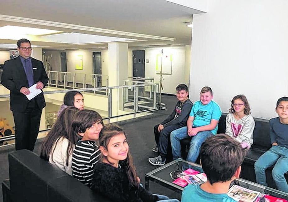 Abwechslung vom Schulalltag: Die Schülerinnen und Schüler der Martinsschule besuchten eine Filiale der Kreissparkasse.  Bild: z