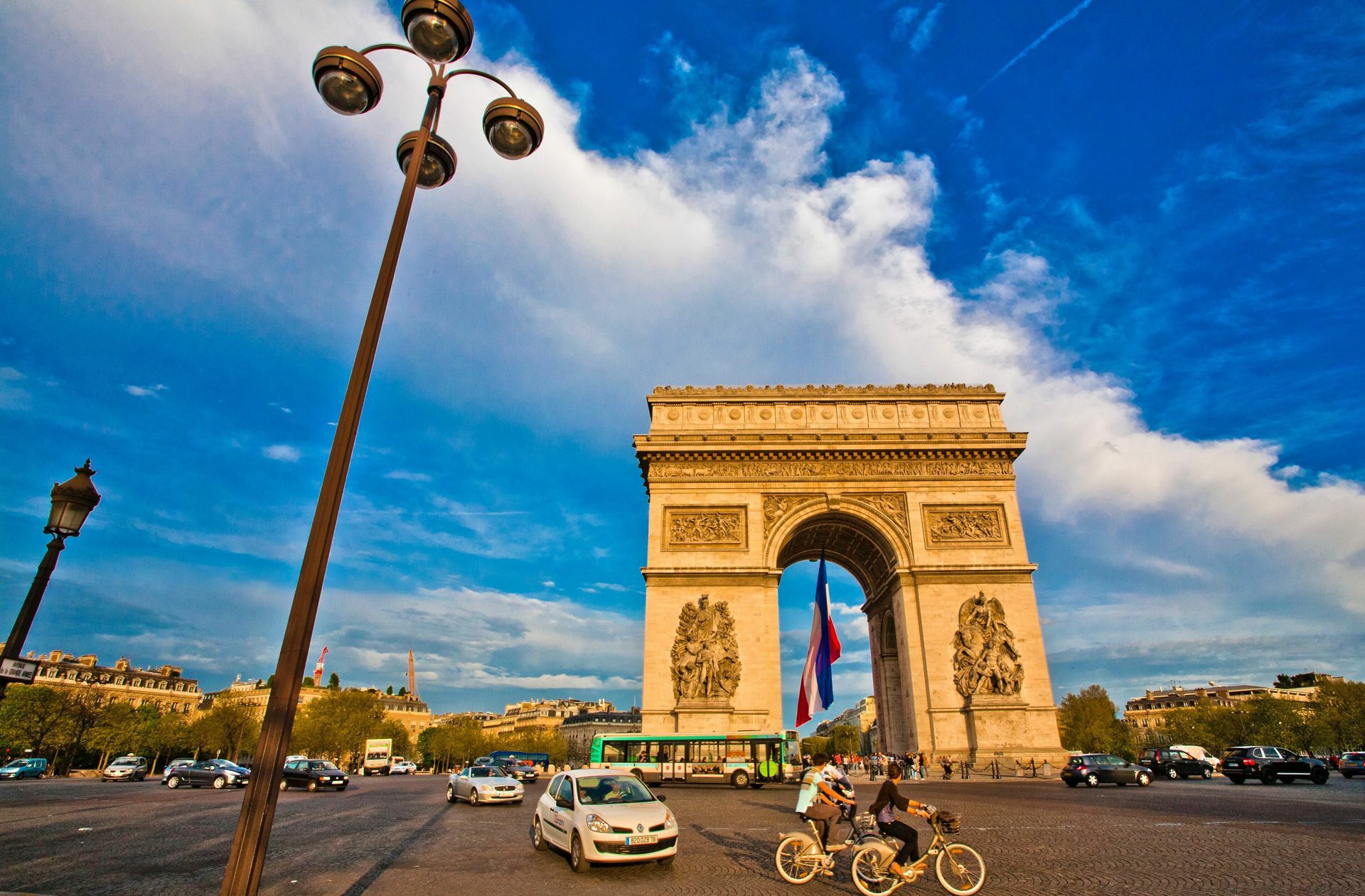 Der Arc de Triomphe de l’Étoile in Paris wurde von 1806 bis 1836 im Zentrum des Place Charles-de-Gaulle (bis 1970 Place de l’Étoile) errichtet zum Gedenken an siegreiche Schlachten der Grande Nation.
 Foto: Imago