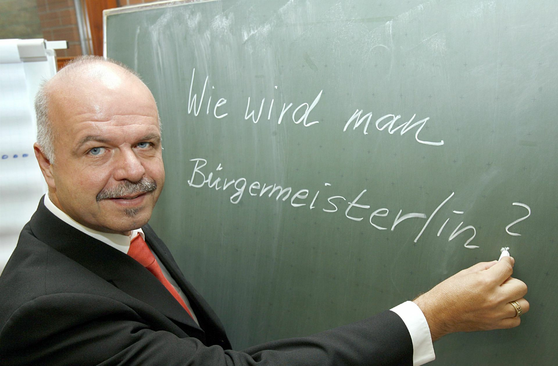 Jahrelang hat Paul Witt angehende Bürgermeister unterrichtet. Jetzt muss der Professor lernen: In erster Linie wird man Rathauschef, indem man gewählt wird.