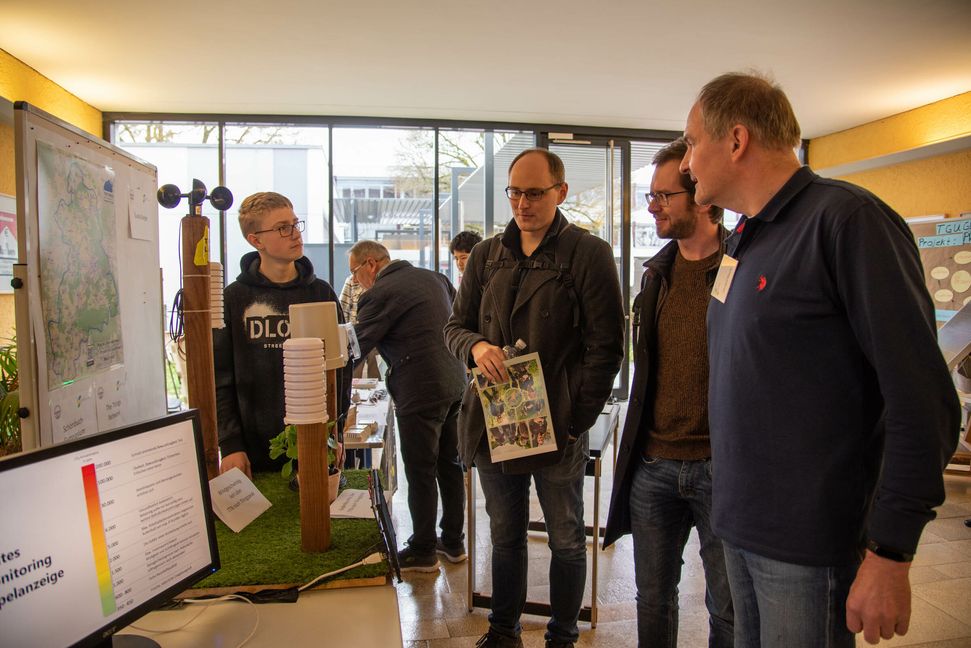 Jan Dietrich vom Schönbuch-Gymnasium Holzgerlingen erläutert gemeinsam mit Gerhard Bäuerle (rechts) Maximilian Schlund und Hendrik Röhm den Regenmesser. Bild: Nüßle