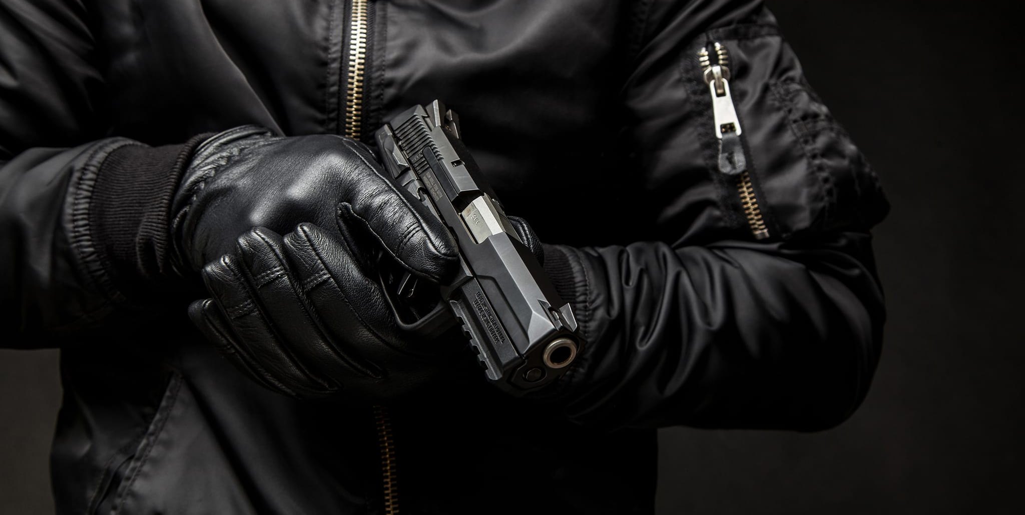 Einer der Täter war zu diesem Zeitpunkt mutmaßlich mit einer Pistole bewaffnet.