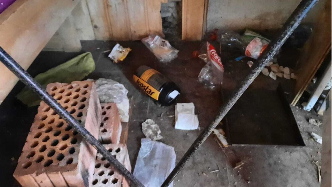 Der Winterraum der Knorrhütte im Wettersteingebirge ist verwüstet. Müll, Exkremente liegen herum. Scheiben sind eingeschlagen und Inventar verwüstet.