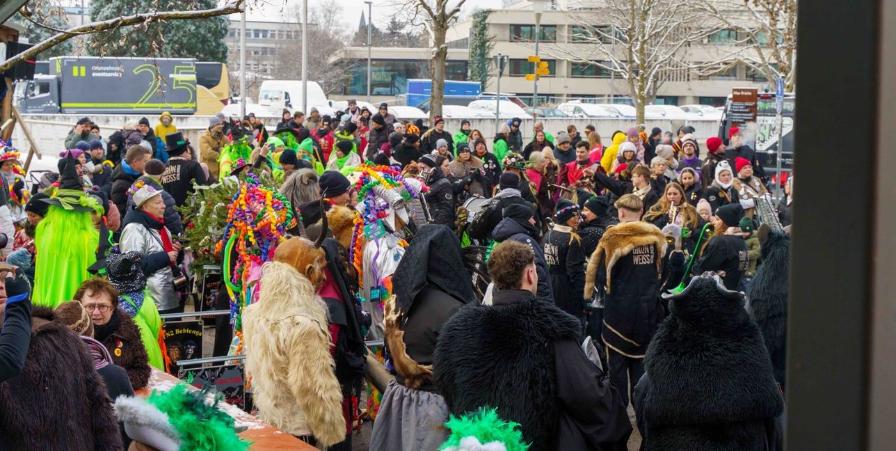 Besucher mischen sich zwischen die bunten Zünfte beim Fasnetsauftakt.