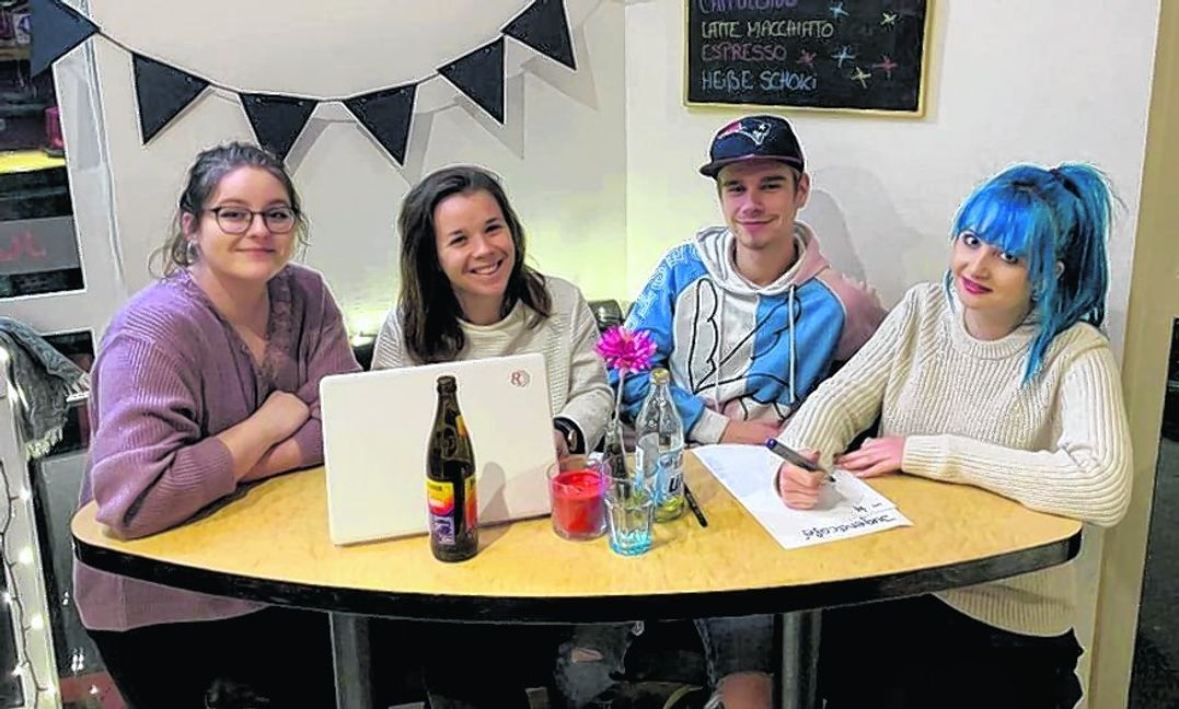 Lorena Montesanto (Ehrenamtliche im 8er), Marie-Luisa Schneider (pädagogische Mitarbeiterin), Niklas Eitelbuss (FSJ) und Natalie Wieloch (Ehrenamtliche im 8er). Bild: z