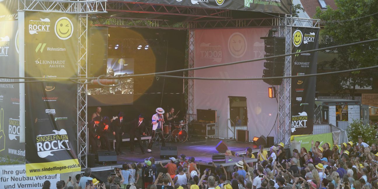Die Rückkehr von „Sindelfingen rockt“ auf den Marktplatz ist rundum gelungen. Tausende Fans kamen, „Jackson One“, eine Tribute-Band von Michael Jackson, zu sehen. Und zu feiern.      Bild: Dettenmeyer