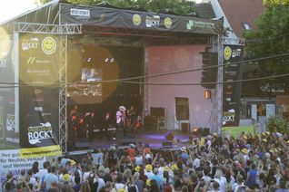 Die Rückkehr von „Sindelfingen rockt“ auf den Marktplatz ist rundum gelungen. Tausende Fans kamen, „Jackson One“, eine Tribute-Band von Michael Jackson, zu sehen. Und zu feiern.      Bild: Dettenmeyer