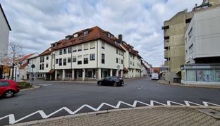 Laut einer SZ/BZ-Leserin herrscht mangels verfügbarer Schilder und Bodenmarkierungen an der Kreuzung Maichinger Straße / Wurmbergstraße / Grabenstraße Chaos.