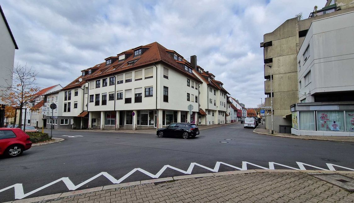 Laut einer SZ/BZ-Leserin herrscht mangels verfügbarer Schilder und Bodenmarkierungen an der Kreuzung Maichinger Straße / Wurmbergstraße / Grabenstraße Chaos.