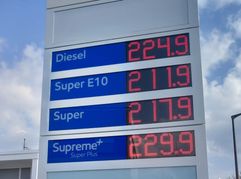 Spritpreis-Anzeige zur Mittagszeit an einer Maichinger Tankstelle.