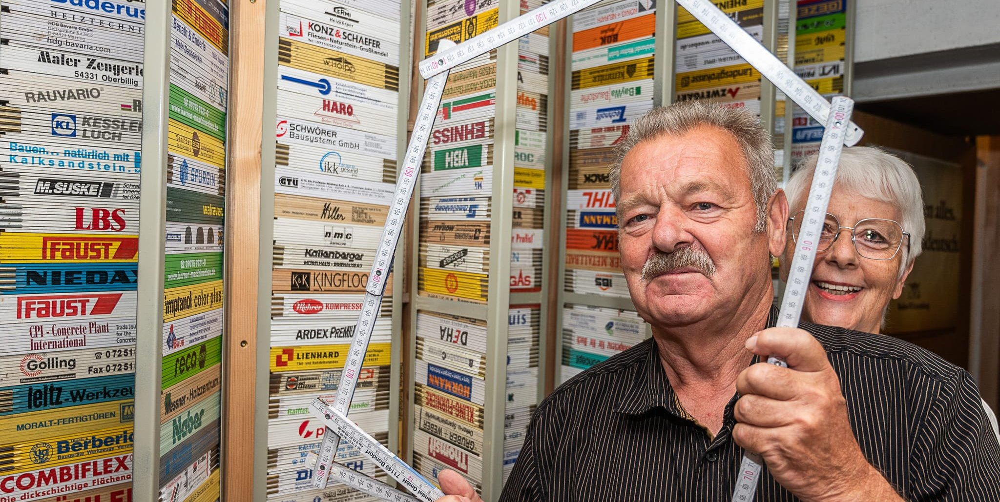 Fällt mit seinem Hobby etwas aus dem Rahmen: Eberhard Bruckner sammelt Metermaße, Ehefrau Monika schaut, dass diese ihren rechten Platz im Kellergeschoss finden.