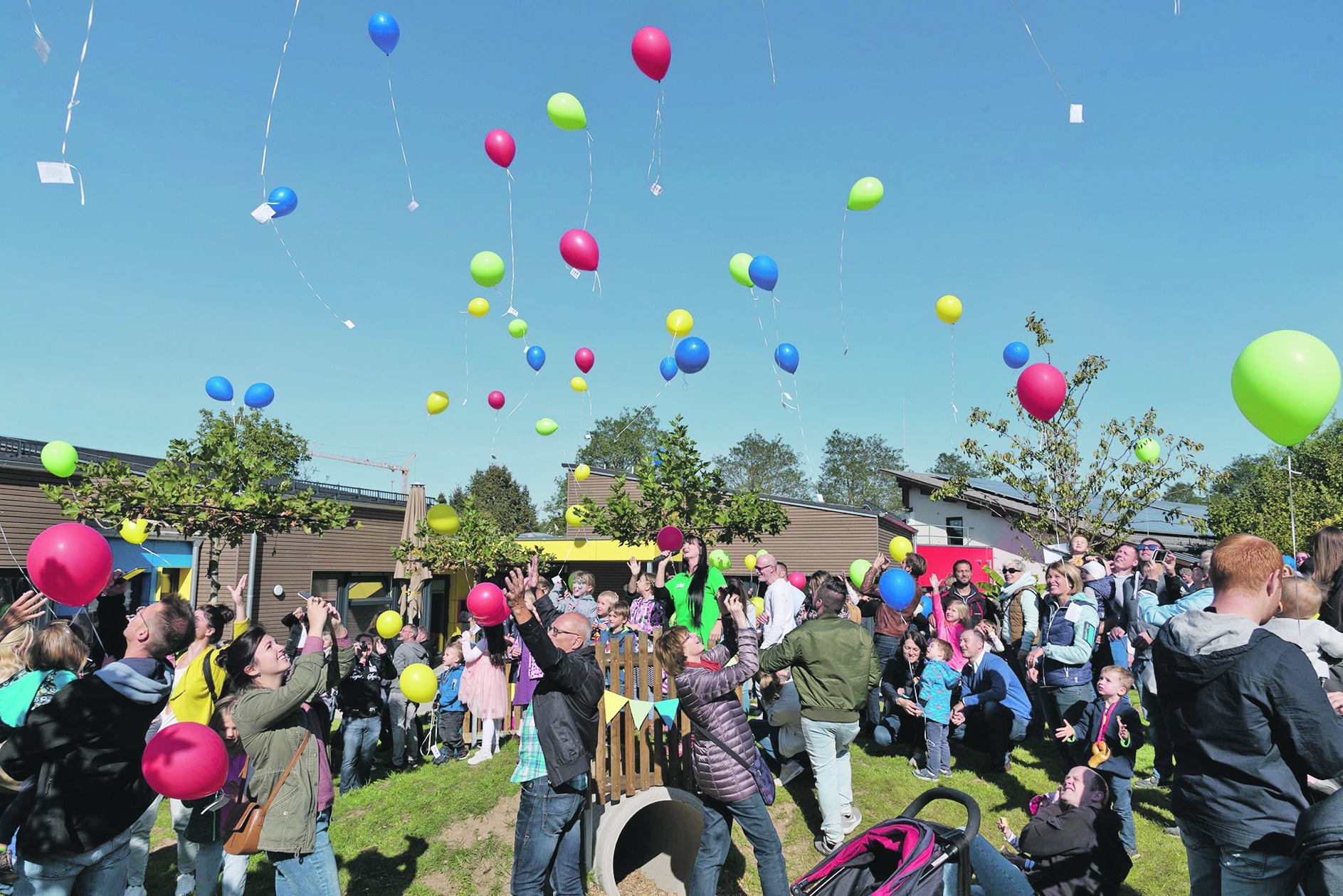 Mit einem Luftballonstart feierten die Altdorfer die offizielle Eröffnung des Kinderhauses Erlachaue. Bild: Nüßle