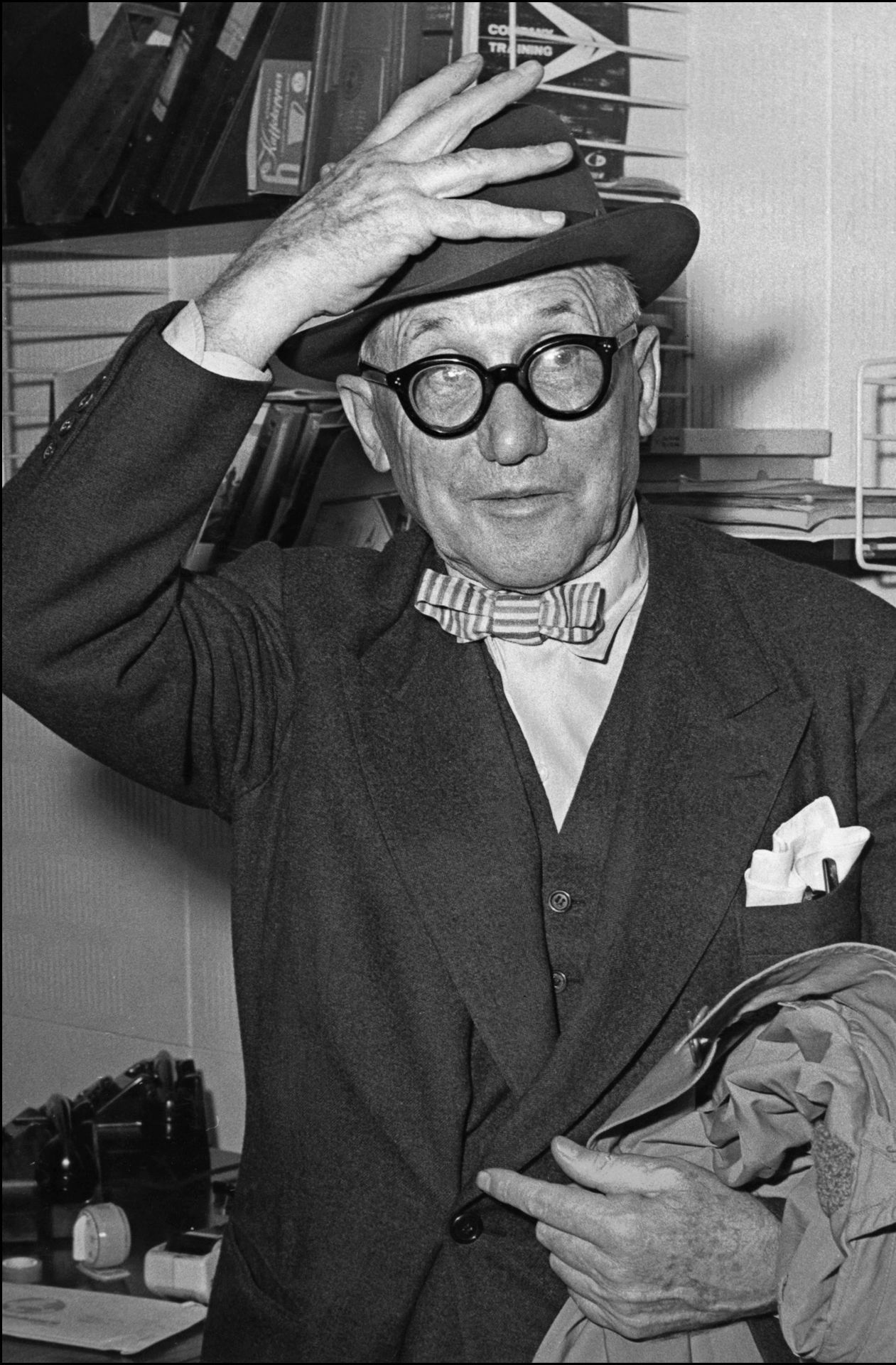 Spricht man heutzutage von einer Architektenbrille, hat man meist Fotos des berühmten Architekten Charles-Édouard Jeanneret-Gris vor Augen. Genannt: Le Corbusier.  Der Architekt, Künstler und Stadtplaner besaß ein untrügliches Gespür für gesellschaftliche Trends, Moden und Entwicklungen. Unter seinen Einzelbauten gibt es viele große Würfe, die heute zum Teil völlig zu recht zum Weltkulturerbe gehören. Le Corbusiers Visionen für ganze Städte oder Quartiere sind aber nicht ganz so unstrittig.