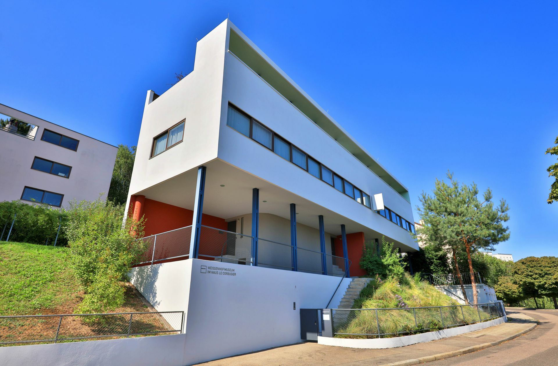 Das Doppelhaus, das Le Corbusier mit seinem Vetter Pierre Jeanneret 1927 für die im Rahmen der Ausstellung „Die Wohnung“ entstandene Weißenhofsiedlung in Stuttgart entworfen hat, gehört zu den herausragenden Bauzeugnissen der klassischen Moderne.