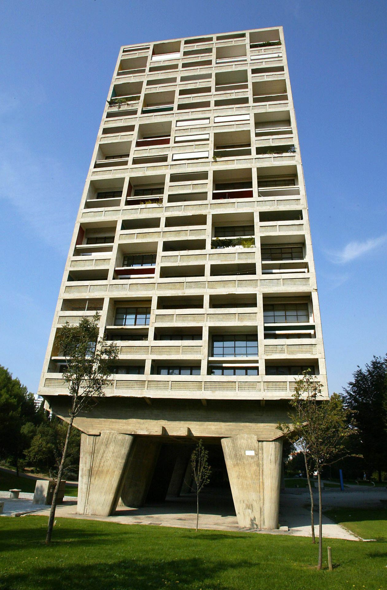 Die Wohneinheit „La Cité Radieuse“ in Marseille ist von 1947 bis 1951 nach Plänen des Schweizer Architekten von Le Corbusier, erbaut worden. Dieses Wohngebäude aus Beton mit farblichen Akzenten, ultramodern zur damaligen Zeit, beherbergt 1600 Bewohner, eine Schule, ein Schwimmbad, Geschäfte sowie ein Zentrum für zeitgenössische Kunst.