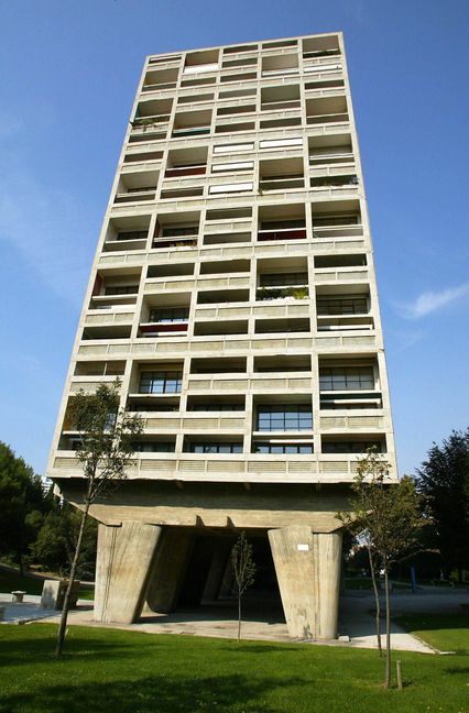 Die Wohneinheit „La Cité Radieuse“ in Marseille ist von 1947 bis 1951 nach Plänen des Schweizer Architekten von Le Corbusier, erbaut worden. Dieses Wohngebäude aus Beton mit farblichen Akzenten, ultramodern zur damaligen Zeit, beherbergt 1600 Bewohner, eine Schule, ein Schwimmbad, Geschäfte sowie ein Zentrum für zeitgenössische Kunst.