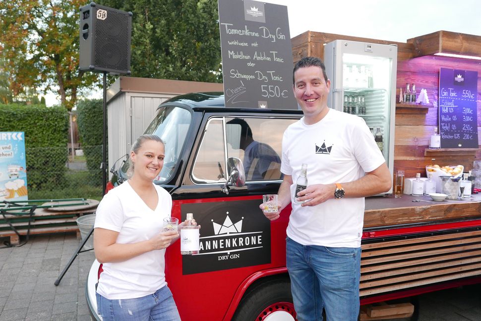 Jennifer Topeters und Martin Schimpf bei der Präsentation ihres neuen Tannenkrone Dry Gins. Bild: Jung