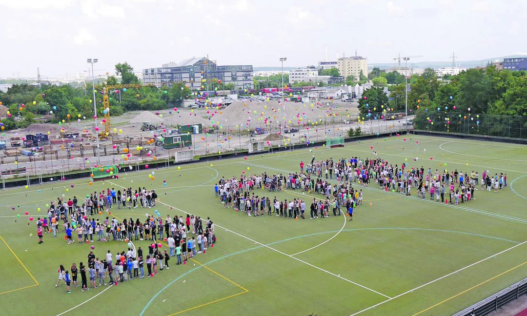 SOR – Schule ohne Rassismus: Die rund 500 Schüler des Otto-Hahn-Gymnasiums haben ein deutliches Zeichen gesetzt. Bild: z