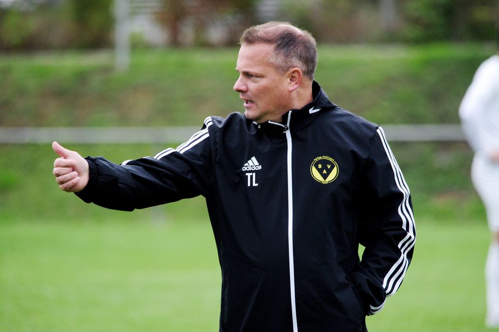 Aidlingens Trainer Tobias Lindner ist mit dem 1:1 gegen den VfL Herrenberg zufrieden. Bild: photostampe