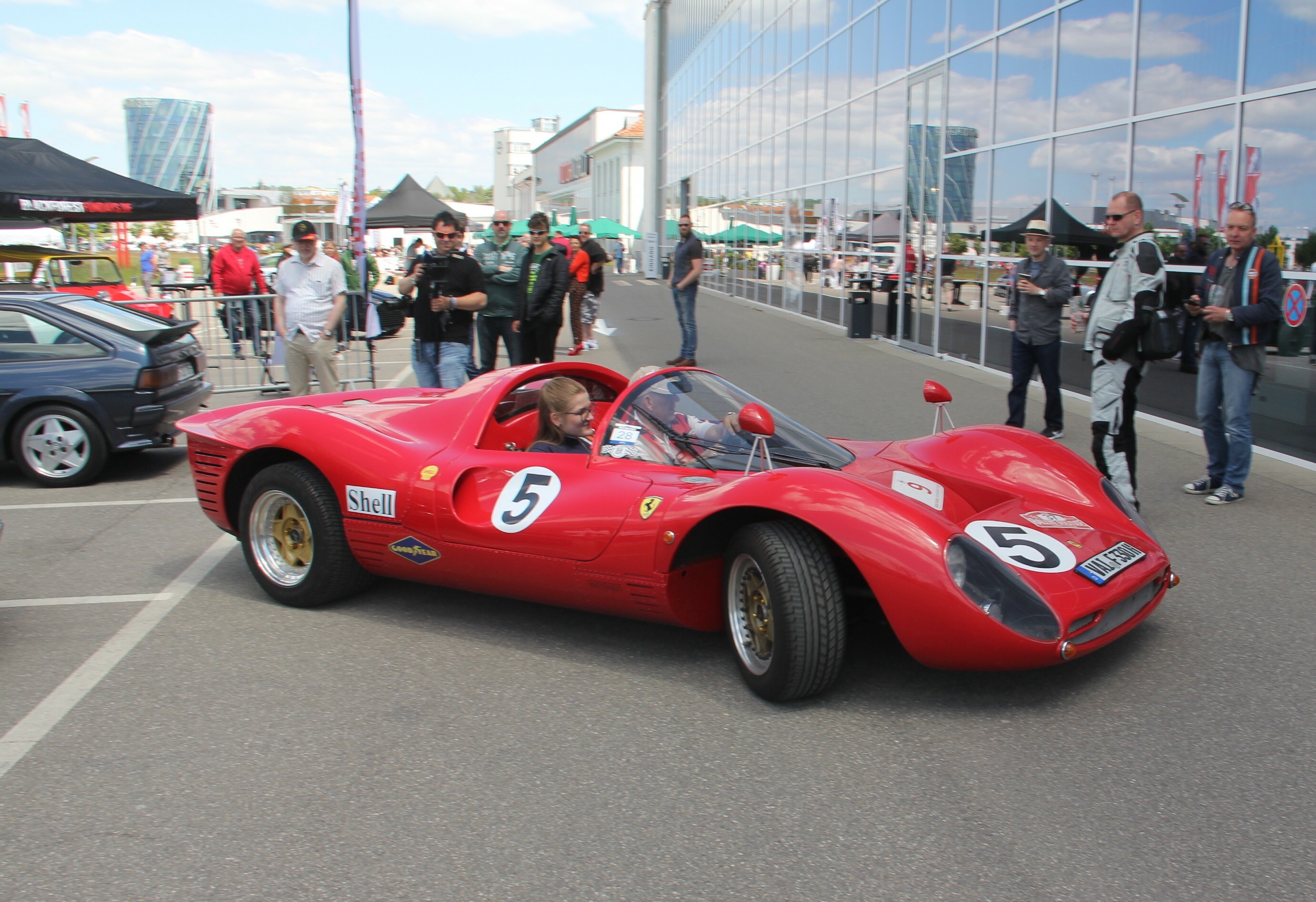 Der Ferrari P 330 Replica zog die Blicke auf dem Flugfeld auf sich.  Bild: Oberdorfer