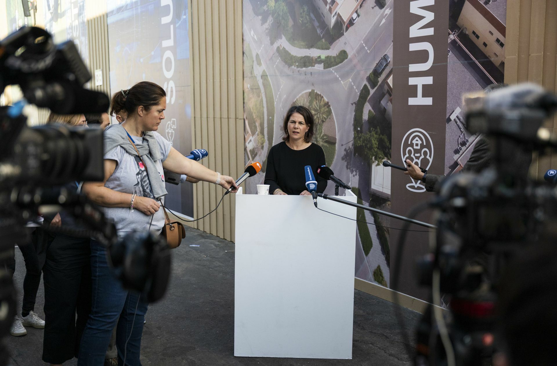 Die deutsche Außenministerin Annalena Baerbock spricht nach der Abschlusszeremonie des Klimagipfels.