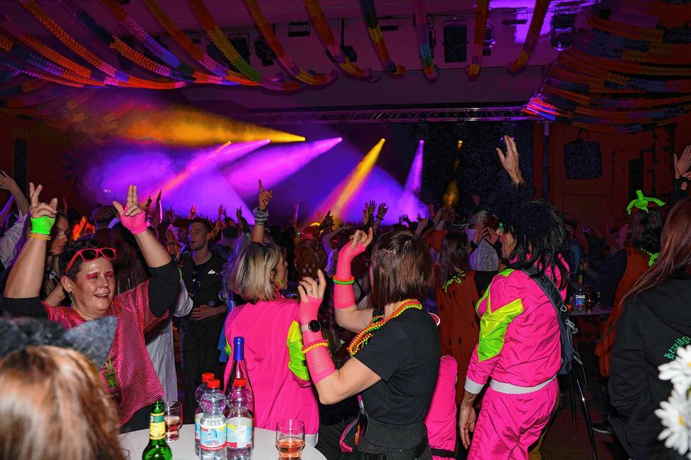 Über 700 Besucher haben bei der Faschingsparty „Hotziger Dorschdich“ der SpVgg-Fußballer in der Holzgerlinger Stadthalle bis in den frühen Morgen gefeiert.   Bild: Dettenmeyer