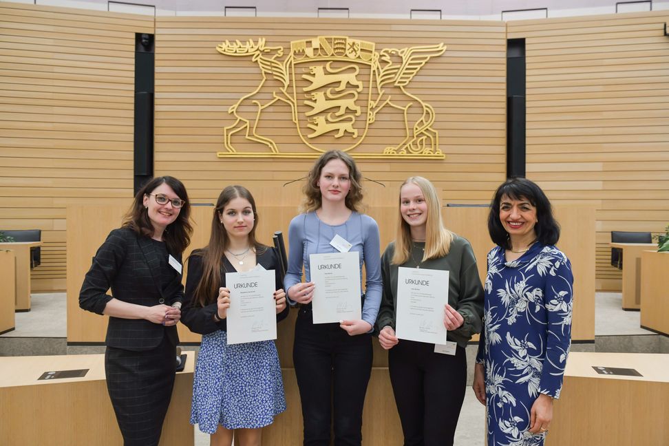 Die Sindelfingerin Magdalena Szymanska (Zweite von links) bei der Ehrung im Stuttgarter Landtag durch Präsidentin Muhterem Aras (rechts). Bild: Max Kovalenko