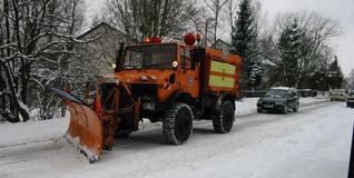 Wenn es im Kreis Böblingen schneit, rücken 19 Räumfahrzeuge aus, um die Straßen befahrbar zu machen. Bild: z