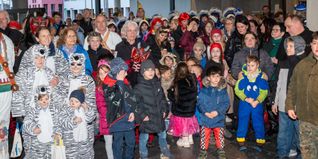 Die Sindelfinger Narren vor dem Rathaus.