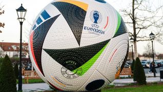 Der Riesen-EM-Fußball kommt zum Breuningerland nach Sindelfingen: Giant Ball „Fußballliebe“ von Adidas.