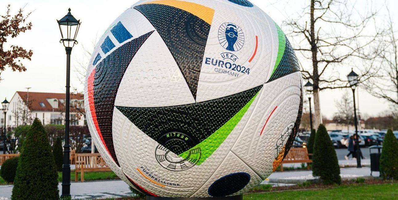 Der Riesen-EM-Fußball kommt zum Breuningerland nach Sindelfingen: Giant Ball „Fußballliebe“ von Adidas.