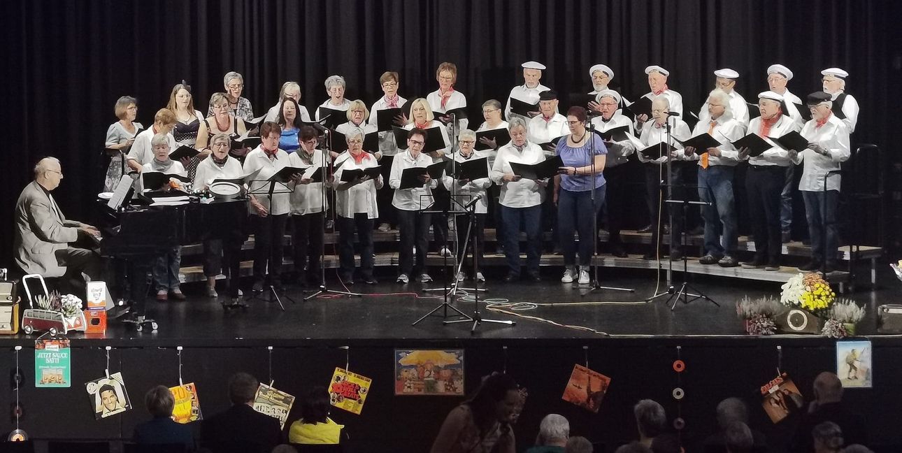 Beim Konzert vom Liederkranz Dagersheim: die „Happy Voices“ und der Stammchor, links Dirigent Hartmut Becker am Flügel.