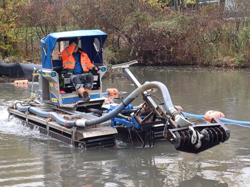 Das Amphibienfahrzeug kann auf dem Wasser und zu Land fahren.