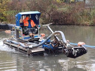 Das Amphibienfahrzeug kann auf dem Wasser und zu Land fahren.